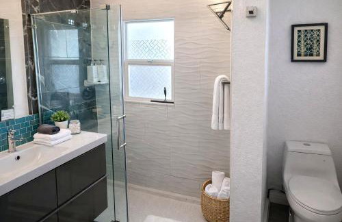 CasaViva Pacifica - 2BR Sleeps 10 with Firepit, BBQ & Shared Yard, Kids Zone - Walk to Hillcrest Fun, Near Zoo, Balboa Park & Beaches - Foto 10