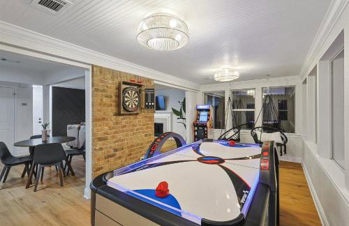 5BR w Backyard Paradise Pool Cinema Games - Foto 14