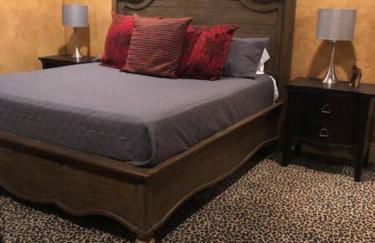 Large Mediterranean Oasis - Water Views & Pool - Photo 10