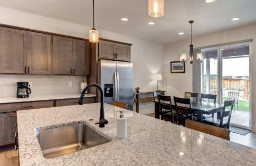 Scenic Modern Home with Private Patio & Fireplace - Foto 14