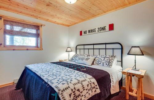 Lakefront Presque Isle Cabin with Private Dock - Foto 20