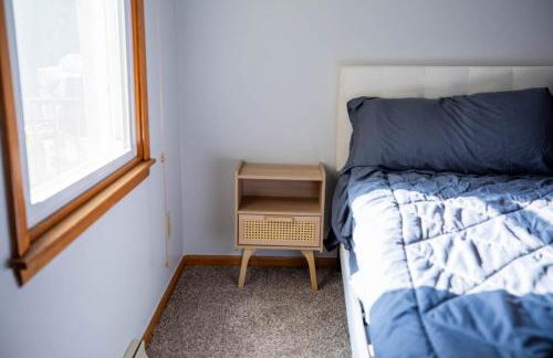 Work & Relax, 3BR Home with Office, Close to Downtown & Prairie Trail, Parking - Foto 10