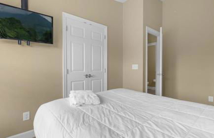 Book Your Summer Escape - TownHome by Disney! - Photo 25