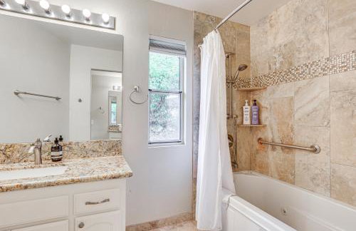 San Marcos Getaway with Deck and Lake Views! - Foto 22