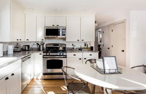 Go Skiing or Hiking from an Enchanting, Light-Filled Home - Foto 23