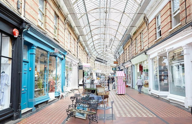 Chic Top Floor Apartment in the Heart of Westbourne Arcade - Foto 11