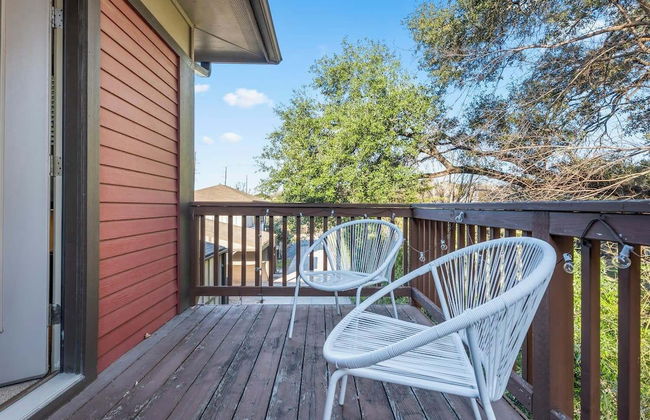 Chic & Homey 3BR Close to Downtown - Photo 24