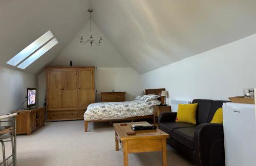 Charming King Bed Ensuite Studio in Peaceful West Challow - Photo 20