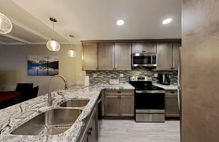 Slopeside & Spacious Home WITH Parking - Foto 11