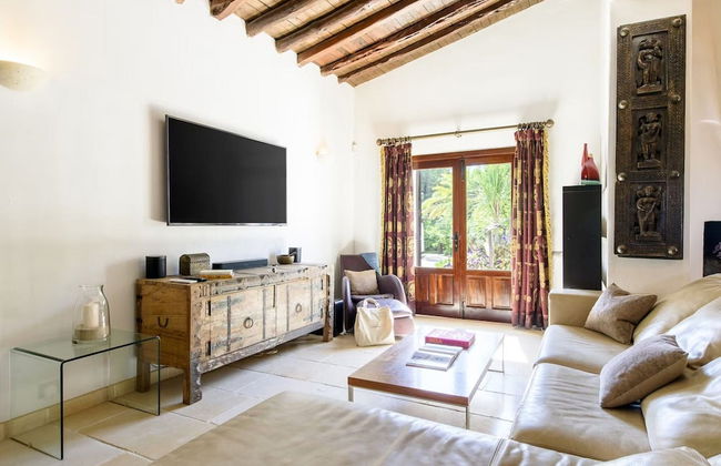 Traditional Villa With Garden - Photo 10