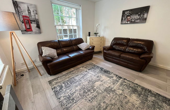 Elegant 3 Bedroom Flat with Garden Oasis - Photo 18