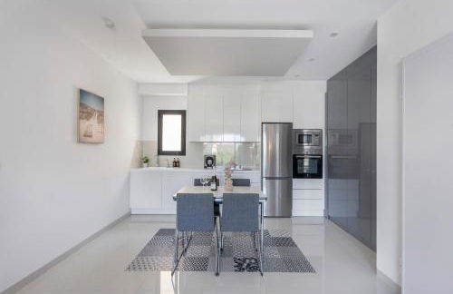 2BD Coastal Gem with Pool & Terrace - Torre de la Horadada - Foto 17