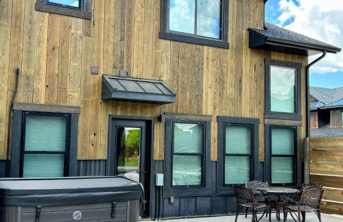 Peaks & Pines Modern Gem, 2 Kings, Bunks, Hot Tub, Walkable, Kid's Cove - Foto 59