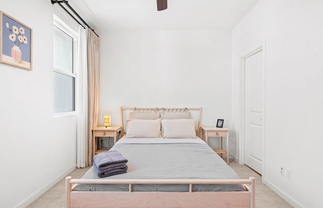 Chic Modern Retreat With Stunning Views 1360 Sqft - Photo 2