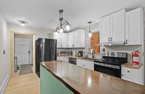 3BR Lake Luzerne Retreat with Game Room & Cozy Fire Pit - Foto 23