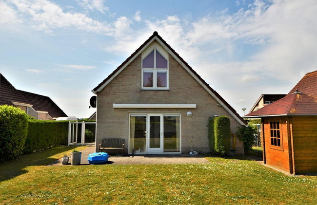 Lively Bungalow on the Water - Photo 23