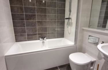 The Silverstone House. Comfort, Convenience and no hassle at the doorstep of Silverstone Race Circuit. - Photo 15