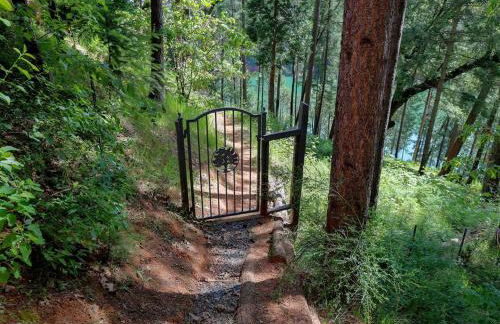 Stunning and Secluded Lakeside Getaway in the Grass Valley of California - Foto 15