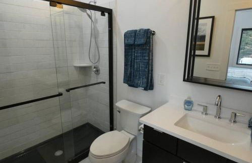 Modern Chalet with Hot Tub and Lake Access - Foto 15