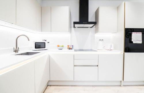 The Desborough Residence - Bright 1BR with Sofa Bed, Modern Lounge & Free Secure Underground Parking - Foto 9