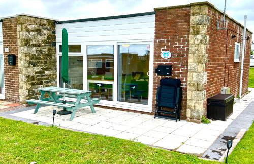 CHINE COTTAGE self-catering coastal bungalow in rural West Wight - Photo 1