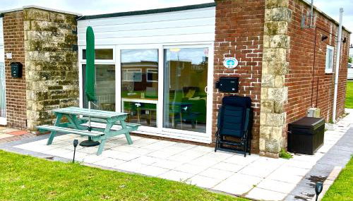 CHINE COTTAGE self-catering coastal bungalow in rural West Wight - Foto 1