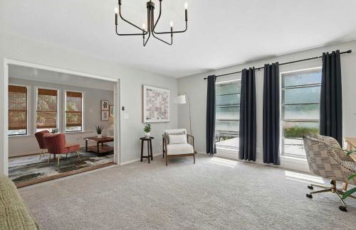 Spacious 5BR Getaway with Pool - Foto 27