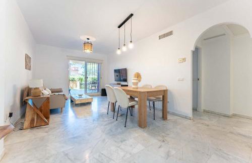 Bajo con acceso directo desde la terraza a la piscina y parking privado en La Reserva de Marbella by Sunny Residences - Foto 7