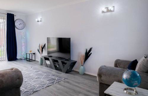 Spacious Cosy 3-Bedroom Home - Photo 29