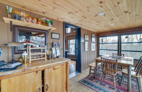 Deck and Forest Views Secluded Cresco Cabin! - Foto 6