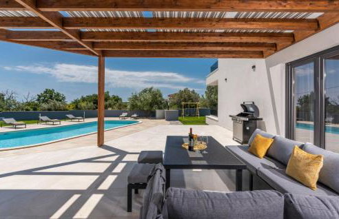 A lovely poolside villa in Krnica ideal for family - Foto 6