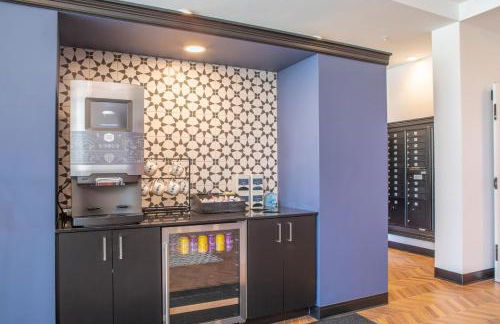 Chic East Side 1BR Apt with Balcony, Pool, and Gym - Foto 29