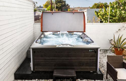 Spacious Luxury Villas in the heart of LA! Free parking and Jacuzzi - Photo 2