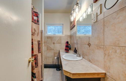 Explore the Poconos! Cozy Creekside Cabin with Patio - Foto 19