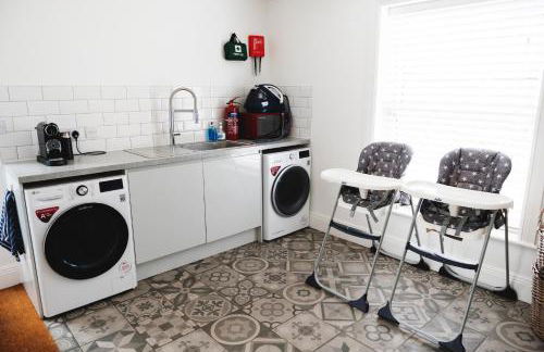 Large Country House with Hot Tub, Pool Table, and Log Burner - Photo 32