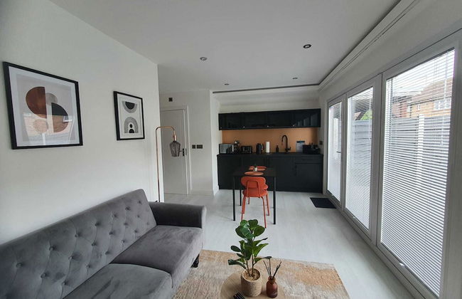 Stunning 1 King bed Cabin in Grays - Photo 4