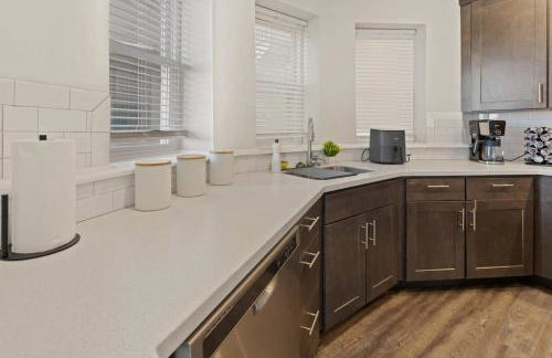 Luxurious 8BR Beach Duplex w Ocean Views - Photo 56