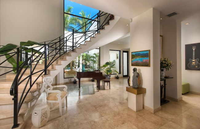 Exquisite Hilltop Villa with Luxurious Modern Design, Sweeping Ocean Views & Sparkling Infinity Pool - Foto 15