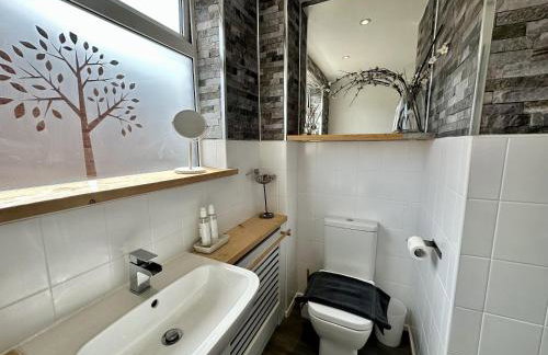 Fantastic 2-Bed House with Parking - Hosted by Hutch Lifestyle - Foto 40