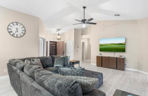 Swim, Golf, Grill and Chill! Surprise Group Getaway - Foto 8