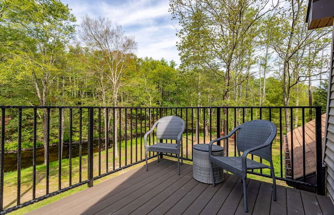 Family Fun Oasis Hot Tub Steam Room Pool Stream Firepit Games - Foto 63