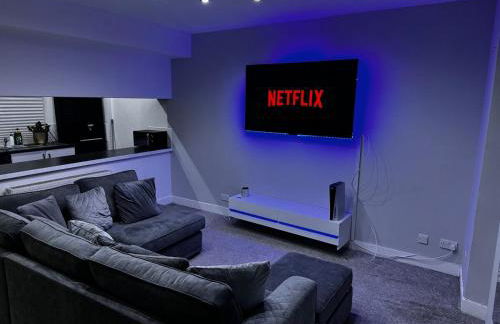 Modern 3-Bedroom Home with Cozy Cinema-Style Living Space - Foto 1