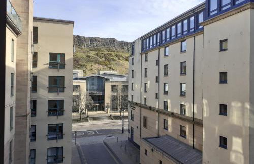 Holyrood Apartment with parking & lift access - Photo 33