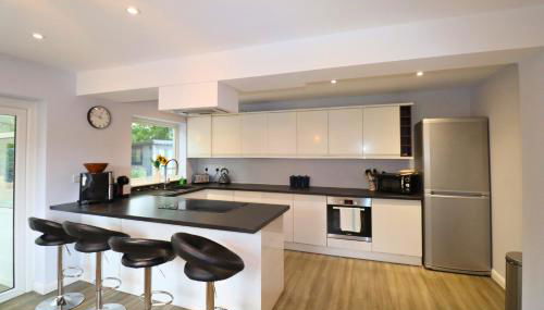 Spacious 5-Bedroom Home with Large Garden in Egham - Foto 3