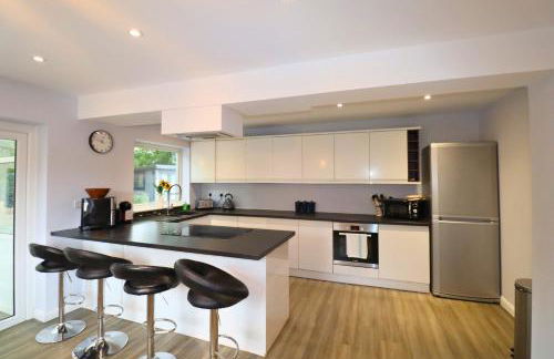 Spacious 5-Bedroom Home with Large Garden in Egham - Foto 3