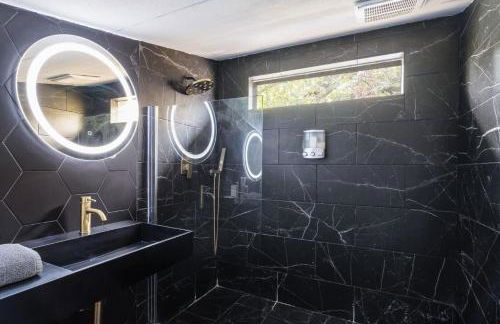 Stylish Home with Pool & Hot Tub near Downtown - Foto 19