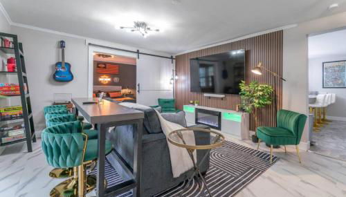 Pool Table, Arcade, Darts, 3 Car Garage, Sleeps 20 - Photo 2