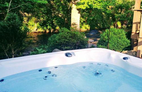 Water's Edge, Covered Porch, Deep Creek as your Backyard Haven, Hot Tub, Pool Table, Fire Pit, Close to Town & Entrance to National Park - Foto 5