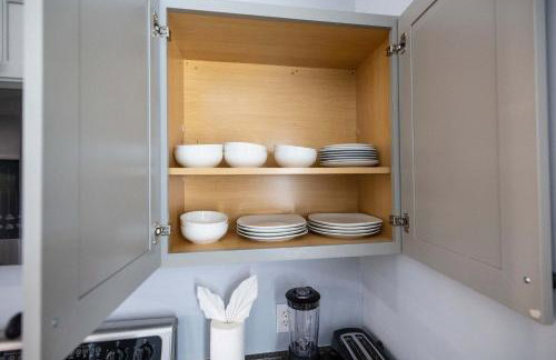 3 Min to Downtown - 10 Min to Elon - Smart TVs - Foto 30