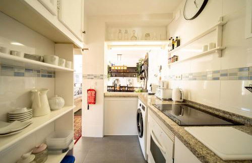 Sun-Drenched, Sea-View Apartment with Giant Patio! - Photo 12